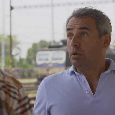 Vlado a Marek sa stretnú na vlakovej stanici.
