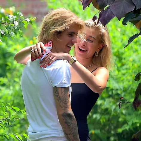 Justin Bieber je po mesiaci randenia zasnúbený. Toto je jeho vyvolená