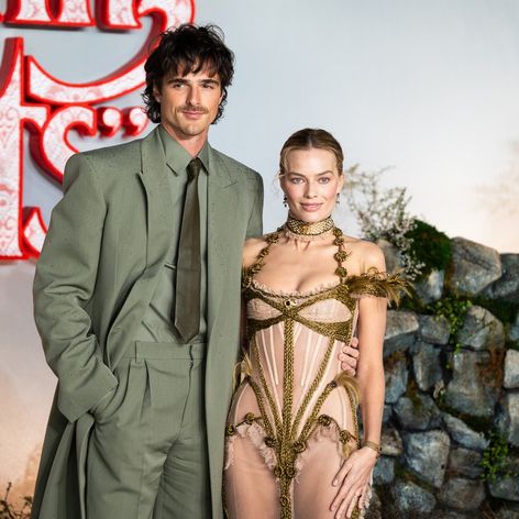 Jacob Elordi s Margot Robbie na premiére filmu Búrlivé Výšiny.