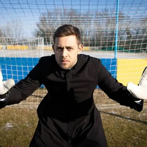 Vincent Navrátil ako Svätý Max