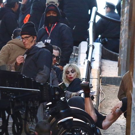 Lady Gaga a Joaquin Phoenix pomohli členovi štábu, ktorý zakopol