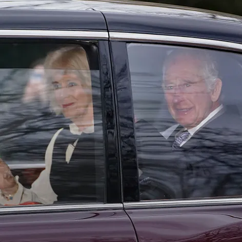 Britský kráľ Karol III. a kráľovná Kamila odchádzajú z Clarence House v Londýne v utorok 6. februára 2024.