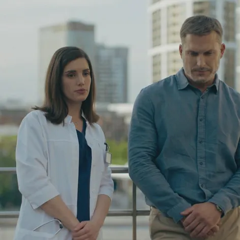 Andrej (Ján Koleník) po nádhernom vyznaní pobozkal Júliu (Sarah Arató).