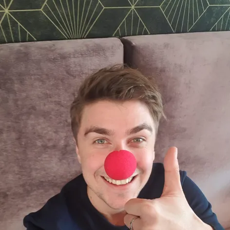 Dárius Koči s červeným nosom.