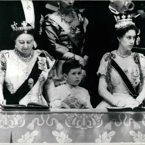 Princ Charles sleduje korunováciu kráľovnej Alžbety