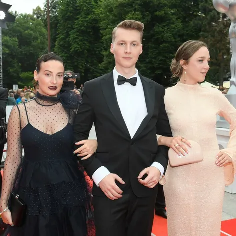 Zľava: Anna Fialová, Vojtěch Vodochodský a Denisa Barešová na otváracom ceremoniáli 56. ročníka KVIFF.
