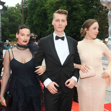 Zľava: Anna Fialová, Vojtěch Vodochodský a Denisa Barešová na otváracom ceremoniáli 56. ročníka KVIFF.