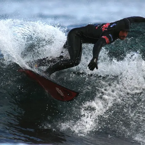 Po útoku žraloka zomrela surferská legenda Tamayo Perry