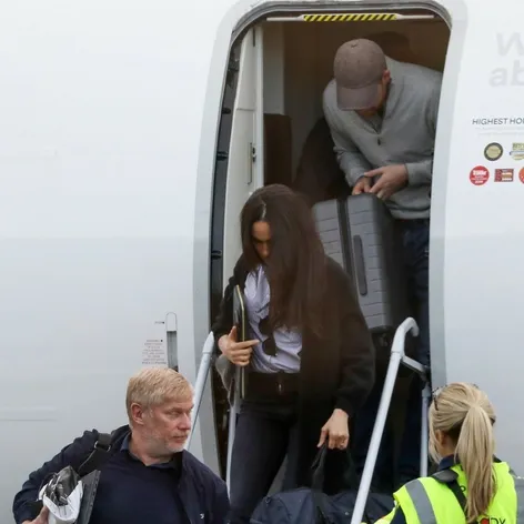 Meghan a Harry už cestujú ako bežní smrteľníci.