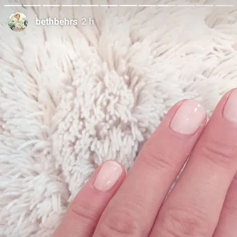 Beth Behrs - svadobná obrúčka