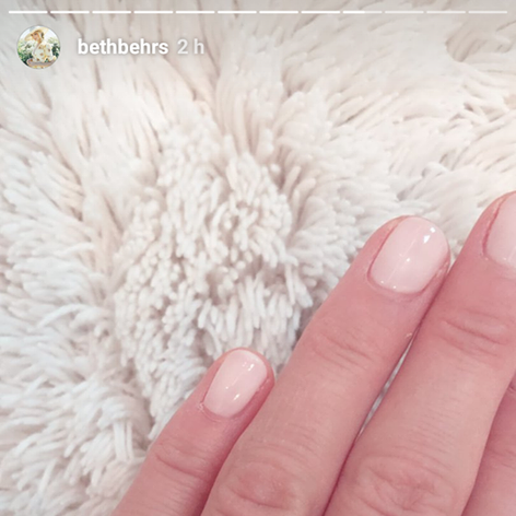 Beth Behrs - svadobná obrúčka