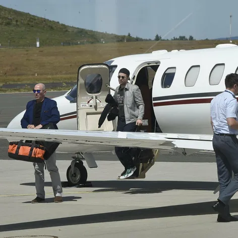 Robert Pattinson priletel do Karlových Varov súkromným lietadlom