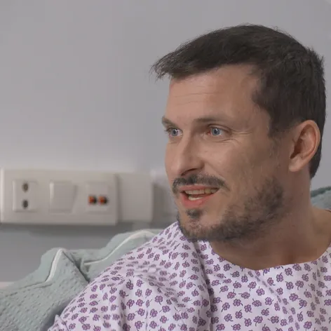 Adam je z ponuky nadšený.