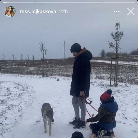 Tess s novým priateľom a jeho deťmi.