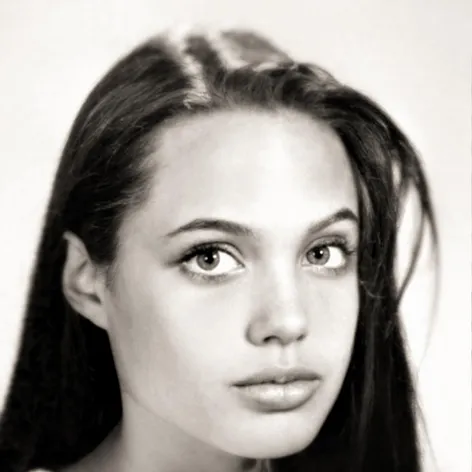 Angelina Jolie a jej premeny vzhľadu.