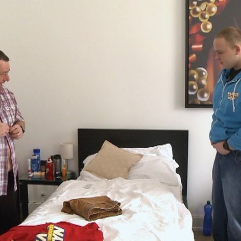 Pred dvoma mesicmi túto košeľu Zolo nezapol. Dušan konečne zapol vrchný gombík na nohaviciach