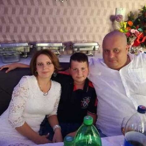 Marek s manželkou a synom na narodeninovej oslave