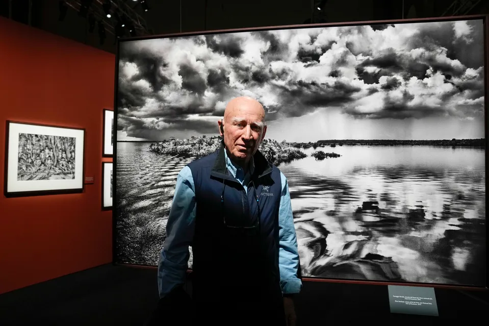 Na archívnej snímke z 11. mája 2023 v Miláne brazílsky fotograf Sebastiao Salgado pózuje pred jednou z jeho fotografií počas výstavy 