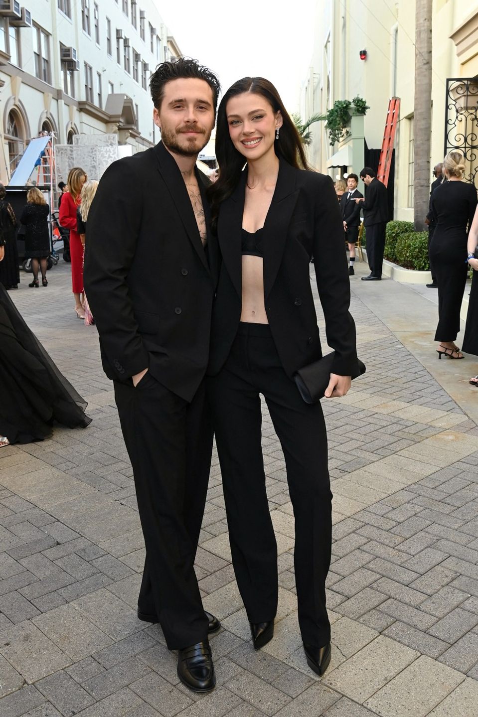 Brooklyn Beckham s manželkou Nicolou. 