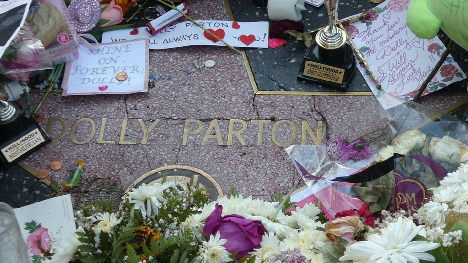 Hviezda Dolly Parton na chodníku slávy je zničená. 