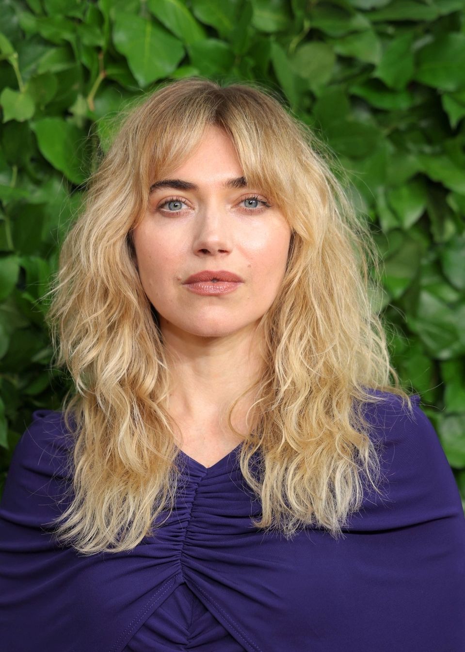 Imogen Poots s účesom v štýle 70. rokov. 