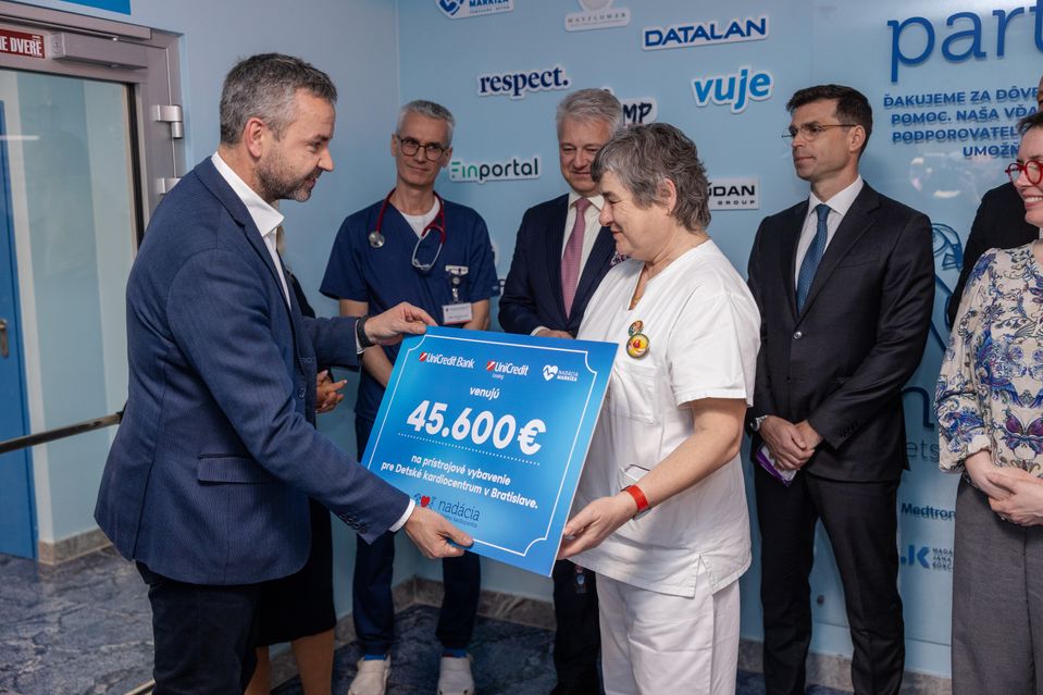 Nadácia Markíza spolu s UniCredit Bank venovali Detskému kardiocentru v Bratislave finančný dar na zakúpenie cenného prístroja.