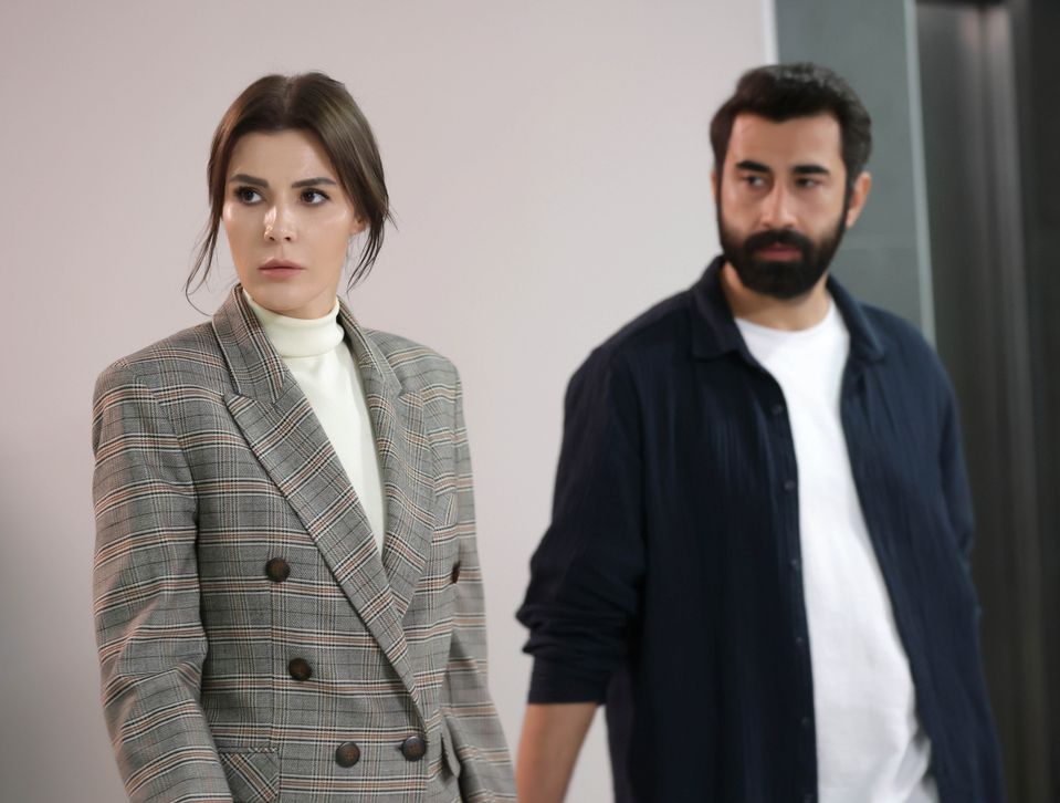 Hatice Şendil a Bahadır Vatanoğlu v seriáli Nebezpečná známosť