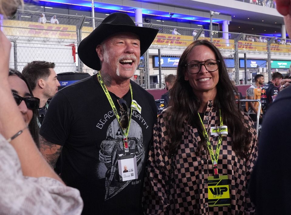 Frontman skupiny Metallica James Hetfield so snúbenicou 