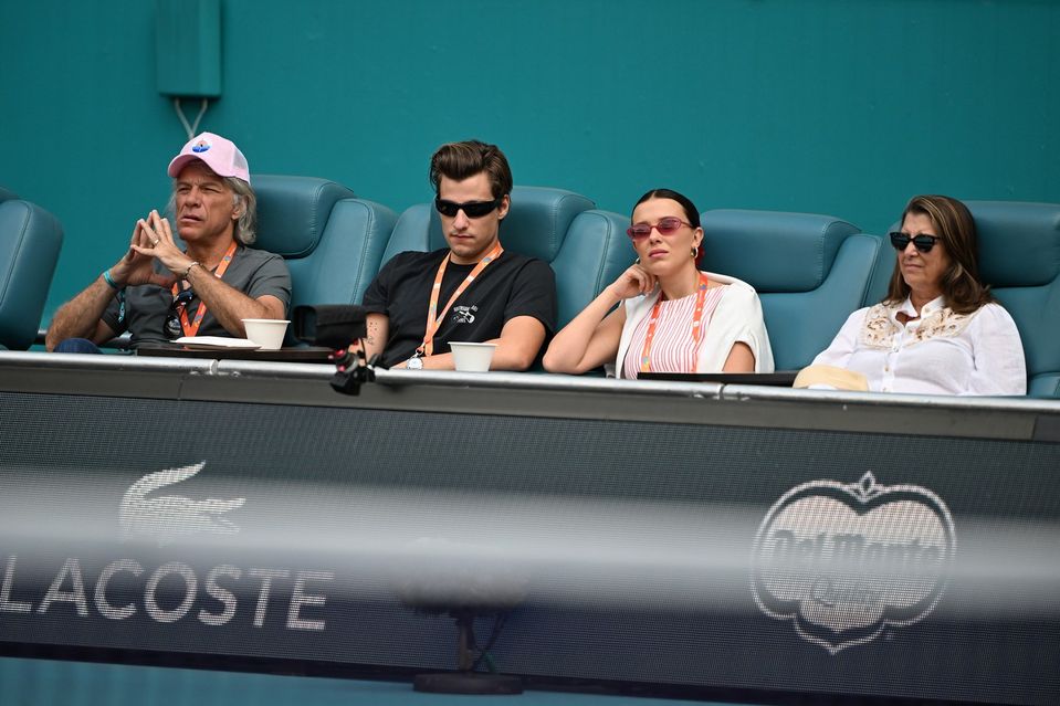 Jon Bon Jovi so synom Jakeom a jeho manželkou Millie Bobby Brown na Miami Open 2025.