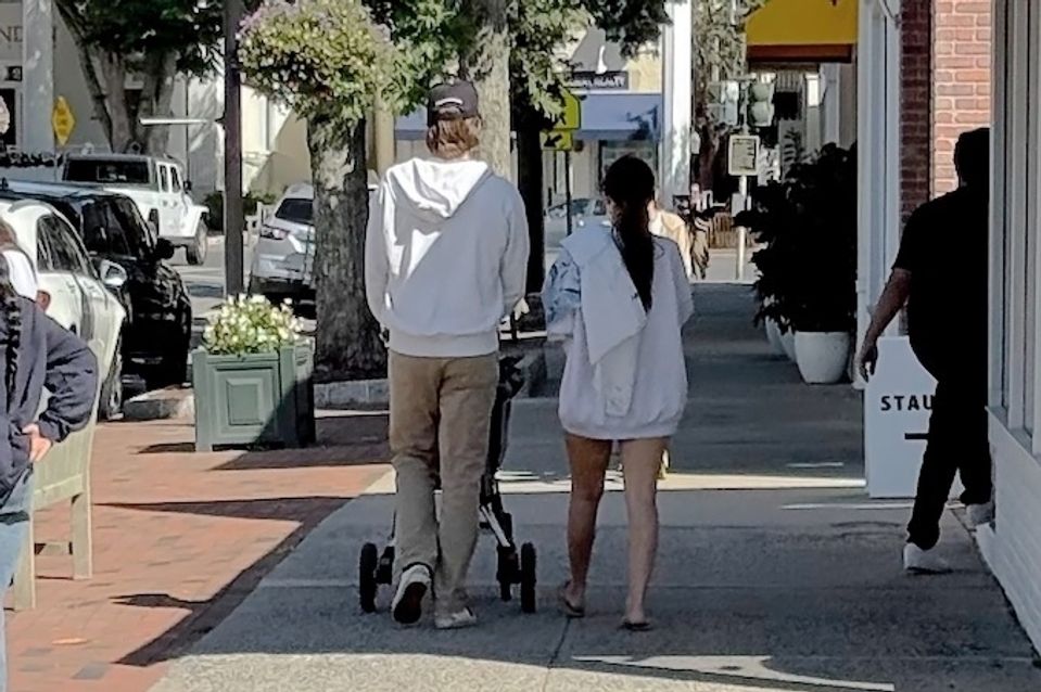 Jake Bongiovi a Millie Bobby Brown s kočíkom