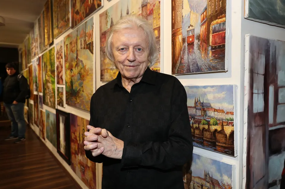 Spevák a herec Václav Neckář.