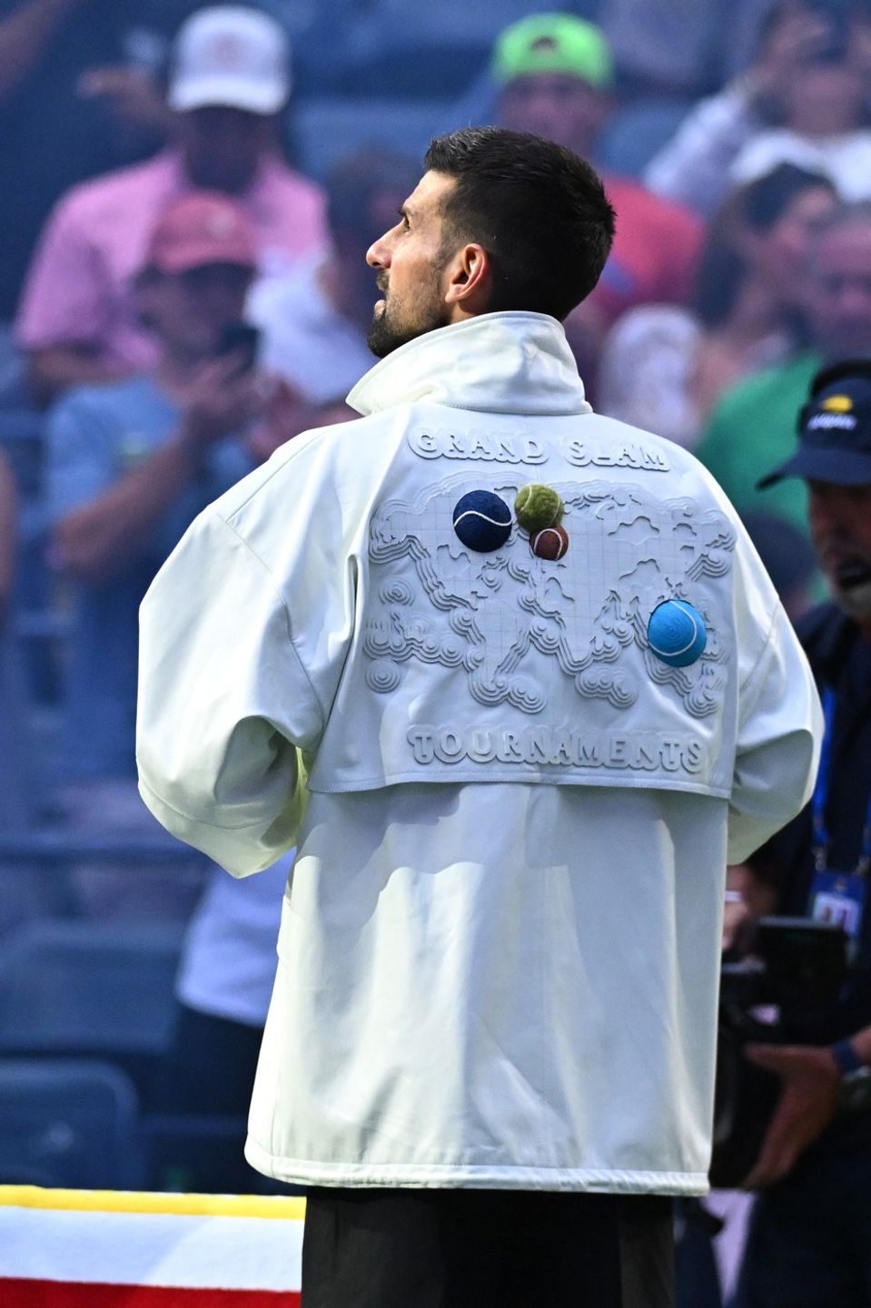 Novak Djokovič v extravagantnej bunde. 