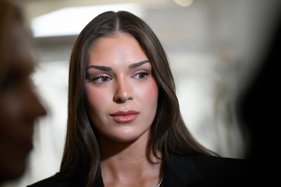 Na snímke bývalá Miss Fínska Sarah Dzafce sa zúčastňuje tlačovej konferencie v Helsinkách 11. decembra 2025.