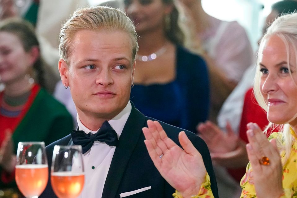 Na archívnej snímke z 16. júna 2022 syn nórskej korunnej princeznej Mette-Marit Marius Borg Höiby (vľavo) v Osle.