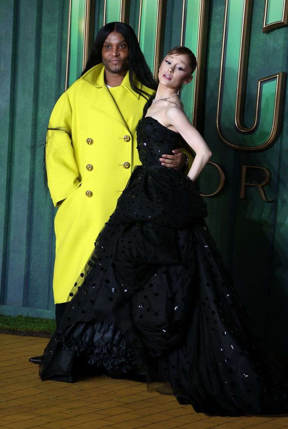 Ariana Grande a stylista Law Roach.