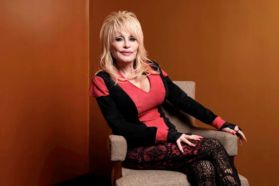 Dolly Parton zomrela vo veko 80. rokov. 