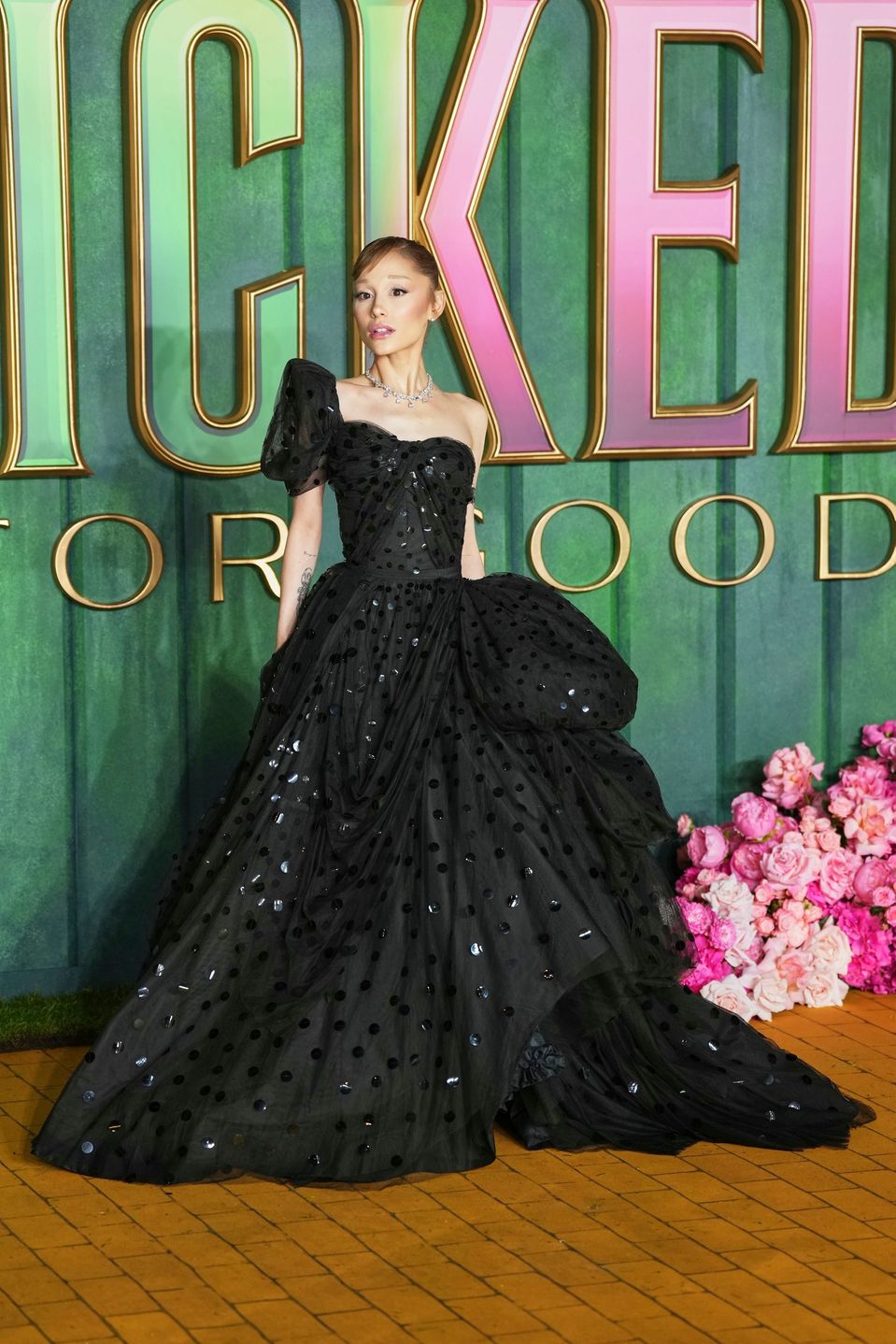 Ariana Grande stavila na tmavú paletu farieb.