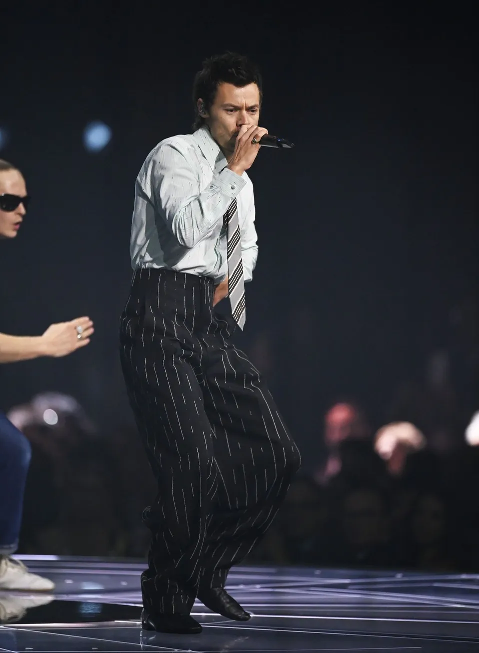 Harry Styles počas svojho aktuálneho turné vypredáva haly.