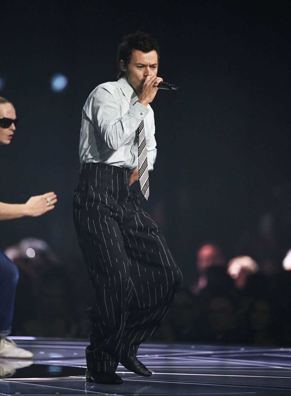Harry Styles počas svojho aktuálneho turné vypredáva haly.