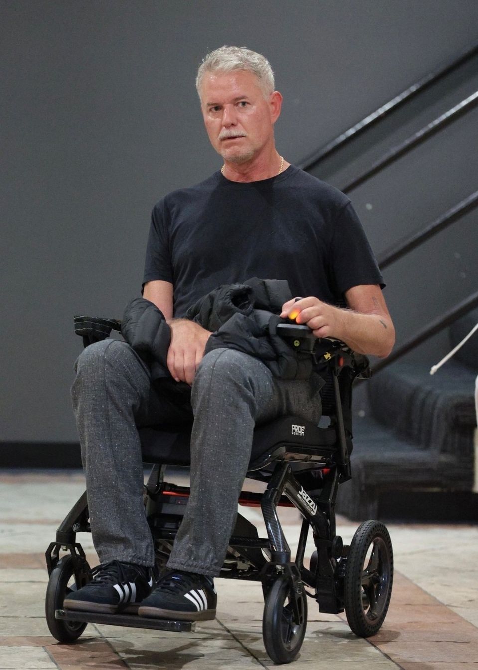 Eric Dane už musí používať na presúvanie vozík.