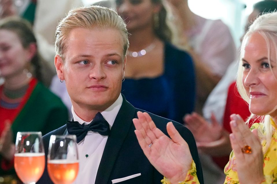 Na archívnej snímke z 16. júna 2022 nórska korunná princezná Mette-Marit a jej syn Marius Borg Höiby v Osle.
