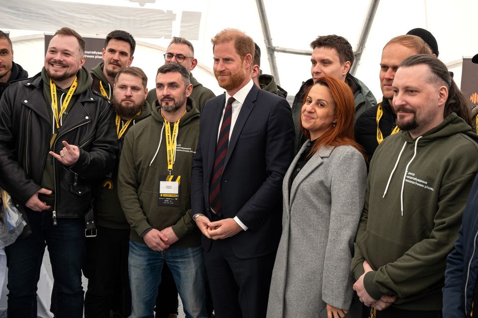 Princ Harry s ukrajinskými veteránmi počas Invictus Games v Kyjeve v apríli 2026.