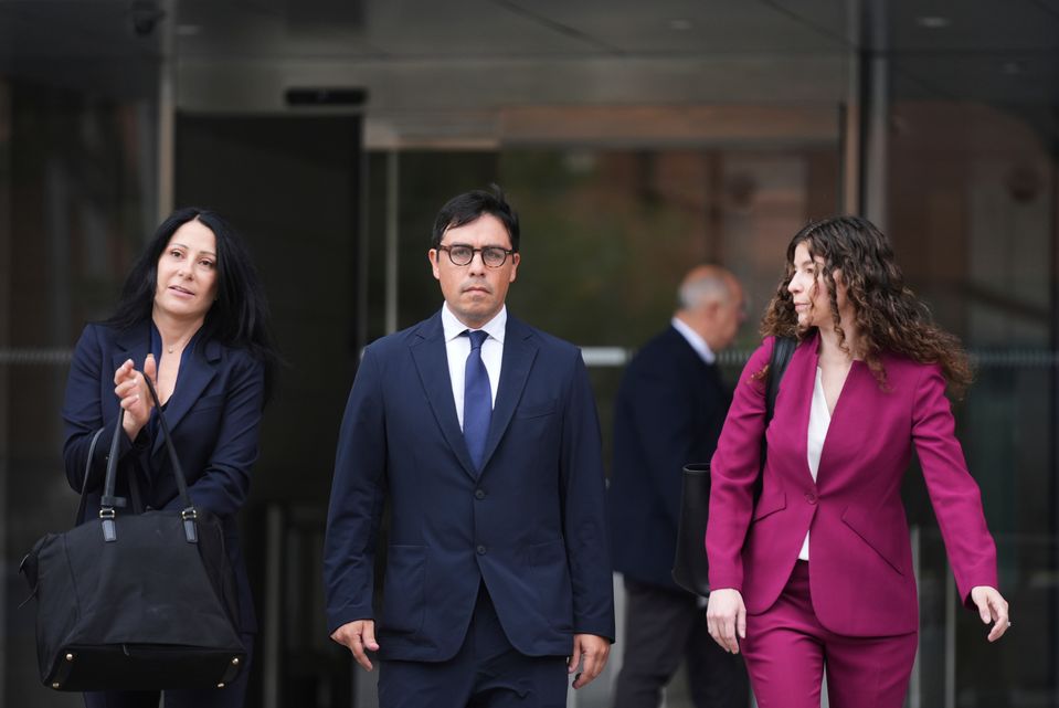 Na snímke lekár Salvador Plasencia (uprostred) a jeho právničky Debra S. White (vľavo) a Karen L. Goldstein odchádzajú zo súdu v Los Angeles 23. júna 2025.