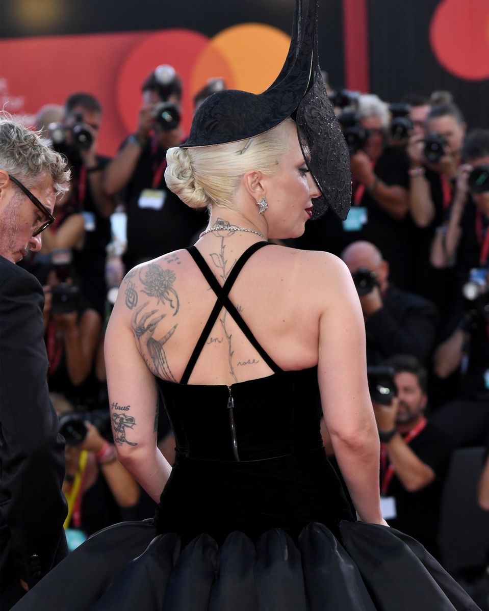 Lady Gaga má tetovanie ruže na chrbte. 
