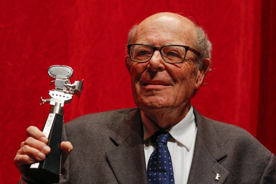 Na archívnej snímke z 11. februára 2015 režisér Marcel Ophüls pózuje s cenou za celoživotné dielo Berlinale Camera na 65. ročníku Medzinárodného filmového festivalu Berlinale v Berlíne.