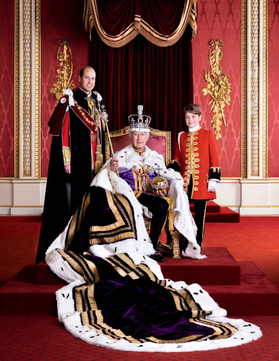 Britský kráľ Karol III., jeho syn William, princ z Walesu, a vnuk princ George