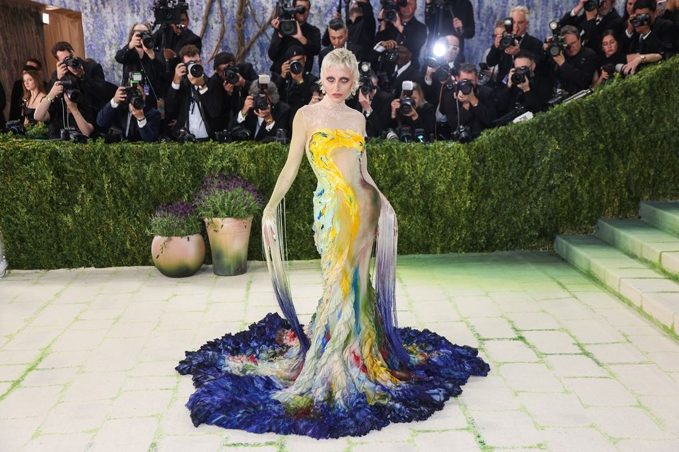 Emma Chamberlain v róbe od Mugler na tohtoročnom MET Gala.