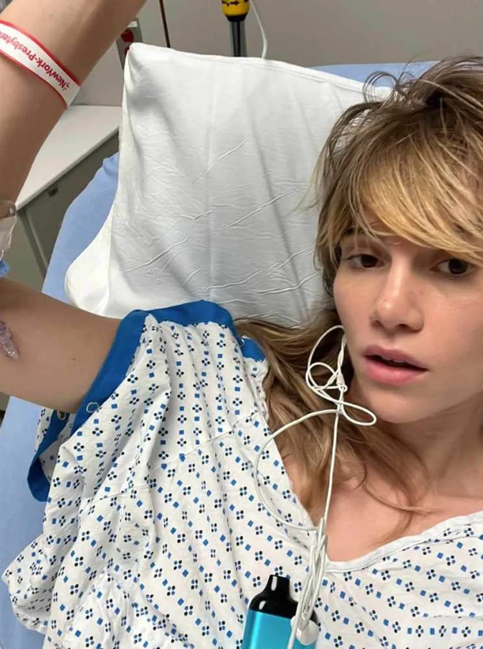 Suki Waterhouse v nemocnici 