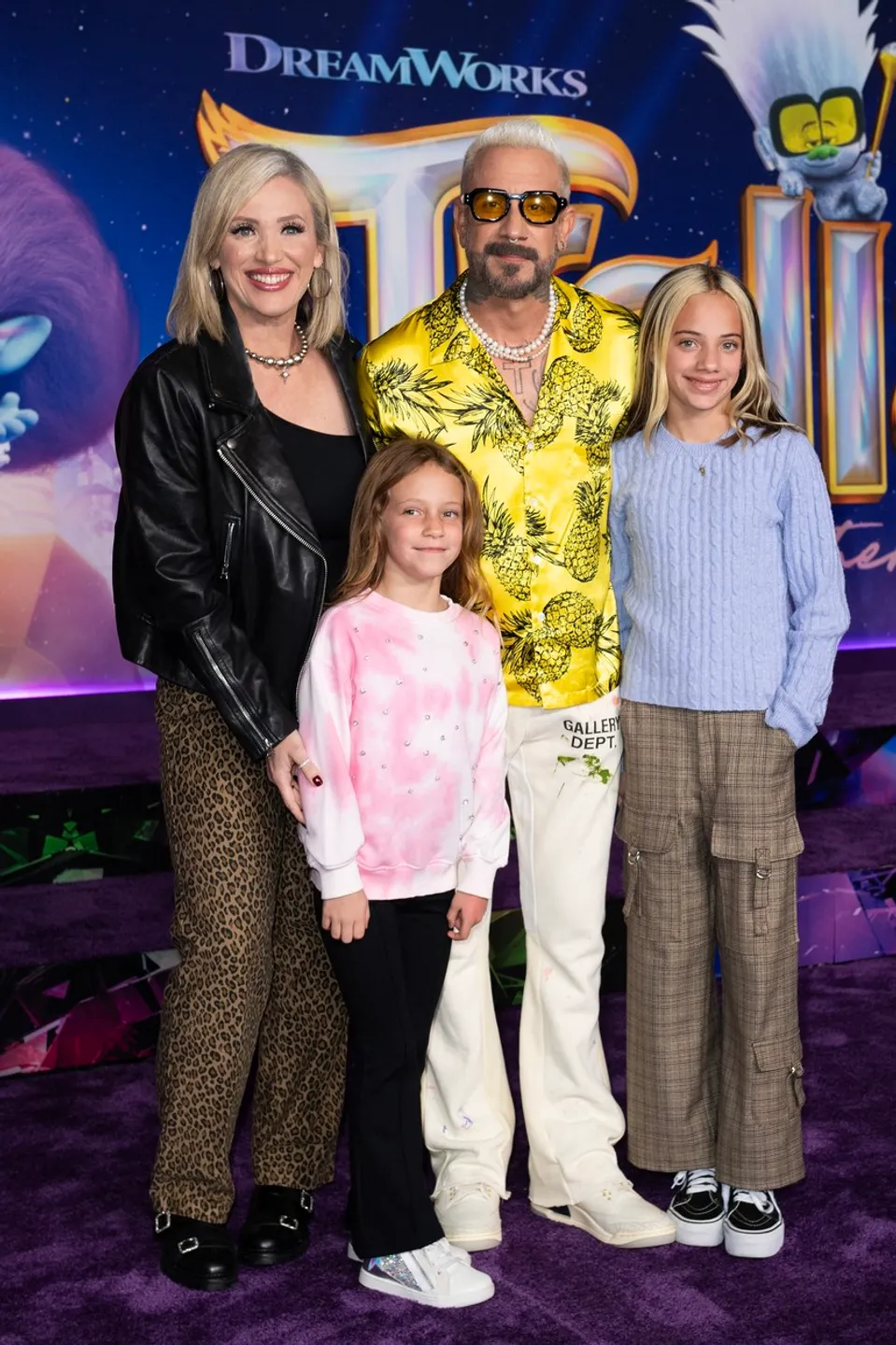 Aj McLean s rodinou na premiére nových Trollov v novembri 2023