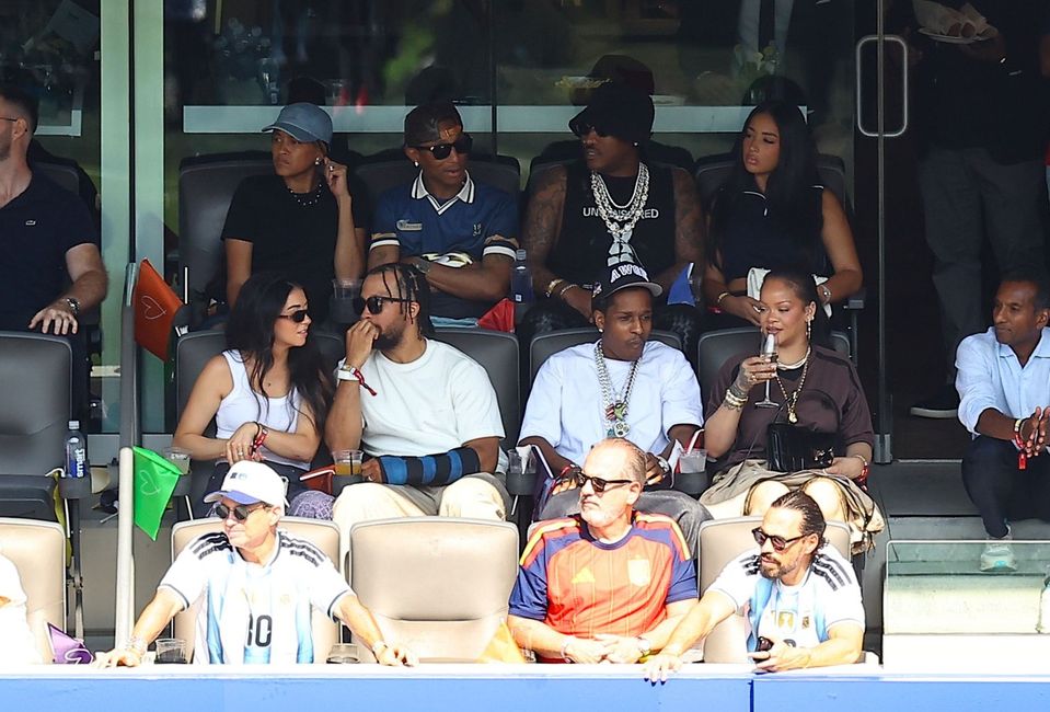 Pharrell a ASAP Rocky s Rihannou sedeli pri sebe.